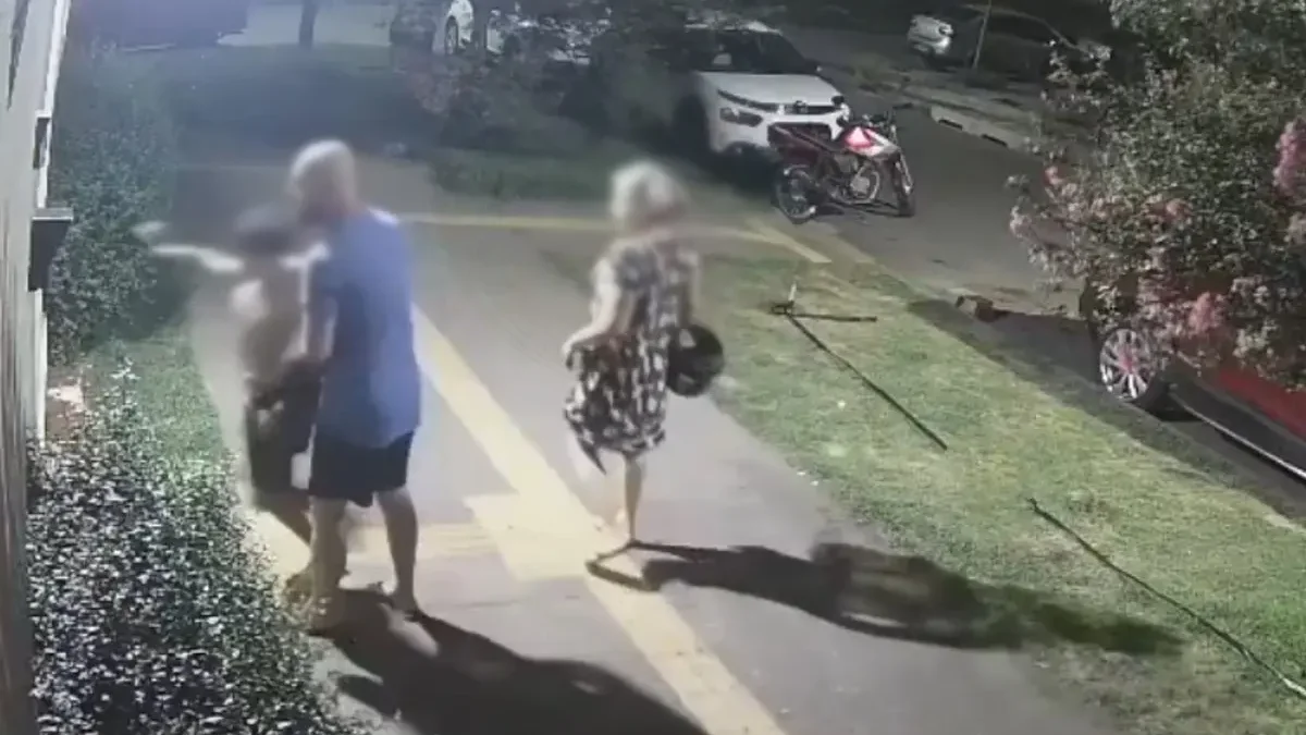 “Bandidinho”: homem segura pelo pescoço menino que jogou pedra no portão da vizinha em Goiânia