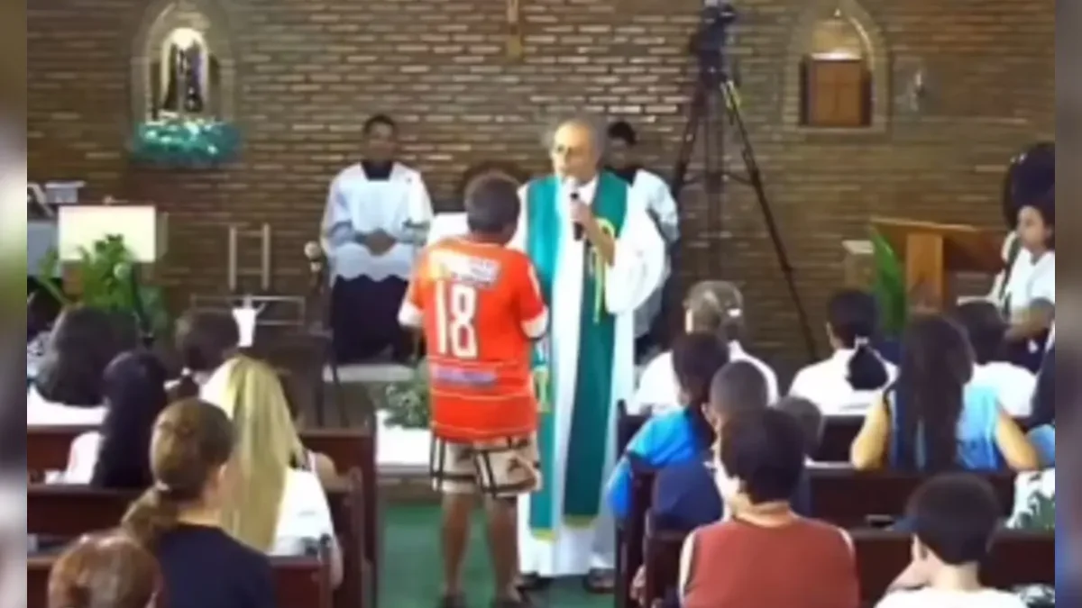 Bêbado interrompe missa em Trindade e reação de padre surpreende fiéis