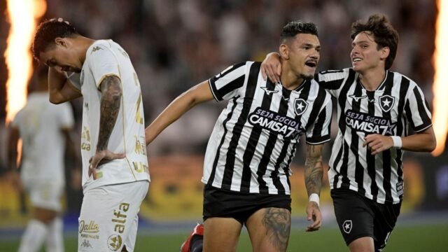 Botafogo bate a Chapecoense e conquista primeira vitória sob o comando de Tite