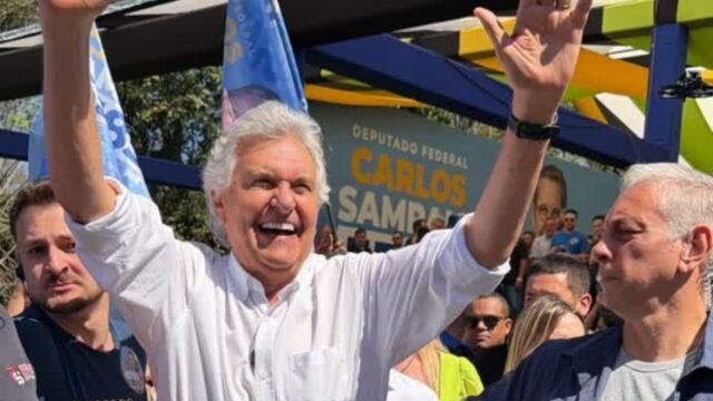 Caiado oficializa apoio a Flávio Bolsonaro no segundo turno após críticas durante campanha