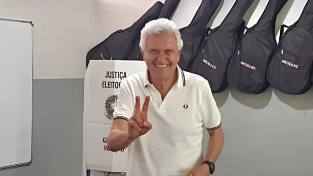 Caiado registra voto em Nova Crixás e fala em “humildade” para aguardar resultado