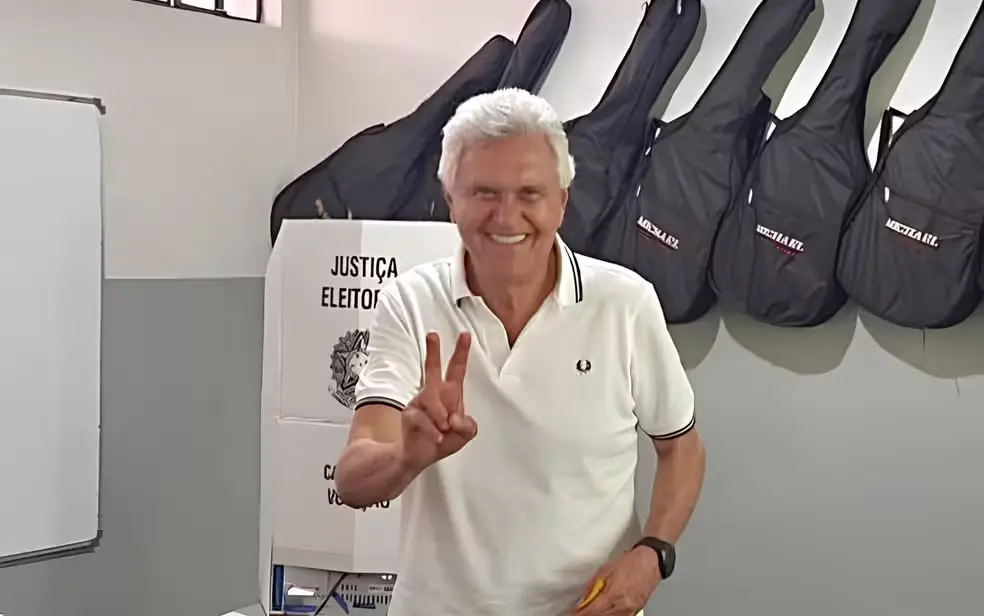 Caiado registra voto em Nova Crixás e fala em “humildade” para aguardar resultado