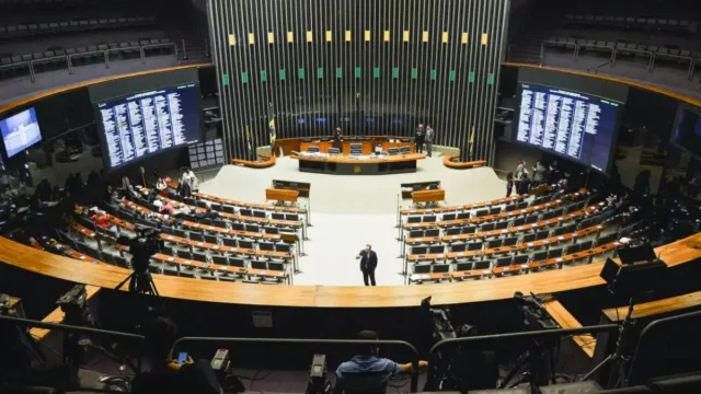 Câmara aprova aumento do teto do MEI e perdão de dívidas; texto vai ao Senado