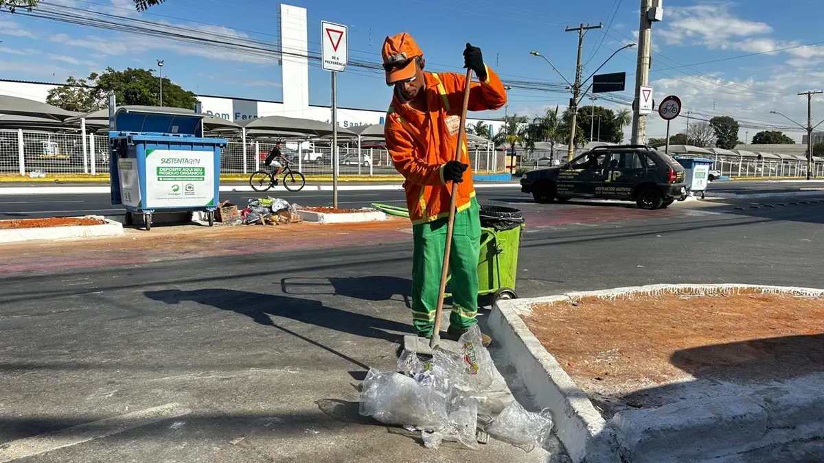 Câmara de Goiânia aprova meia-entrada para garis da Comurg em eventos culturais e de lazer