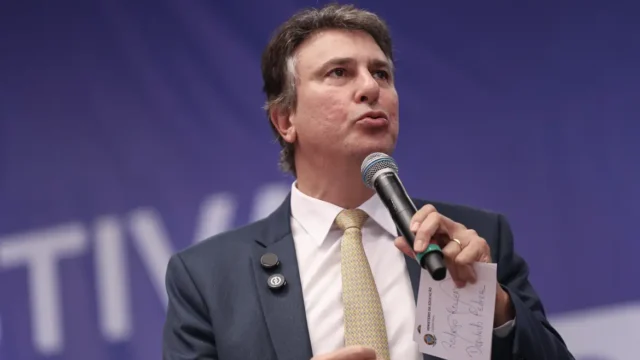 Camilo diz que Lula abrirá sigilos e desafia Flávio Bolsonaro a fazer o mesmo