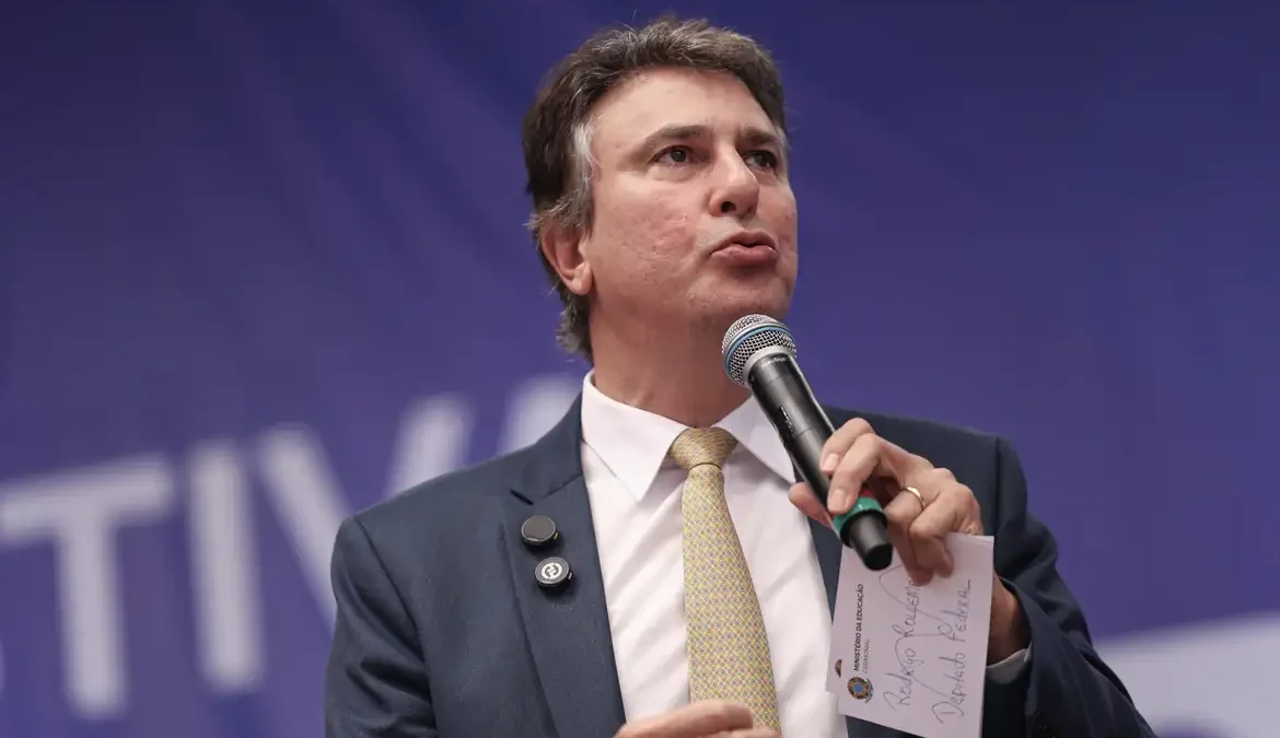 Camilo diz que Lula abrirá sigilos e desafia Flávio Bolsonaro a fazer o mesmo