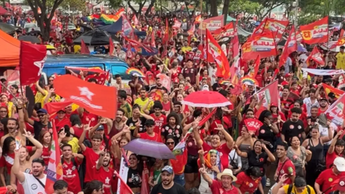 ‘Caminhada da virada’: apoiadores do presidente Lula se reúnem na Praça Universitária, em Goiânia