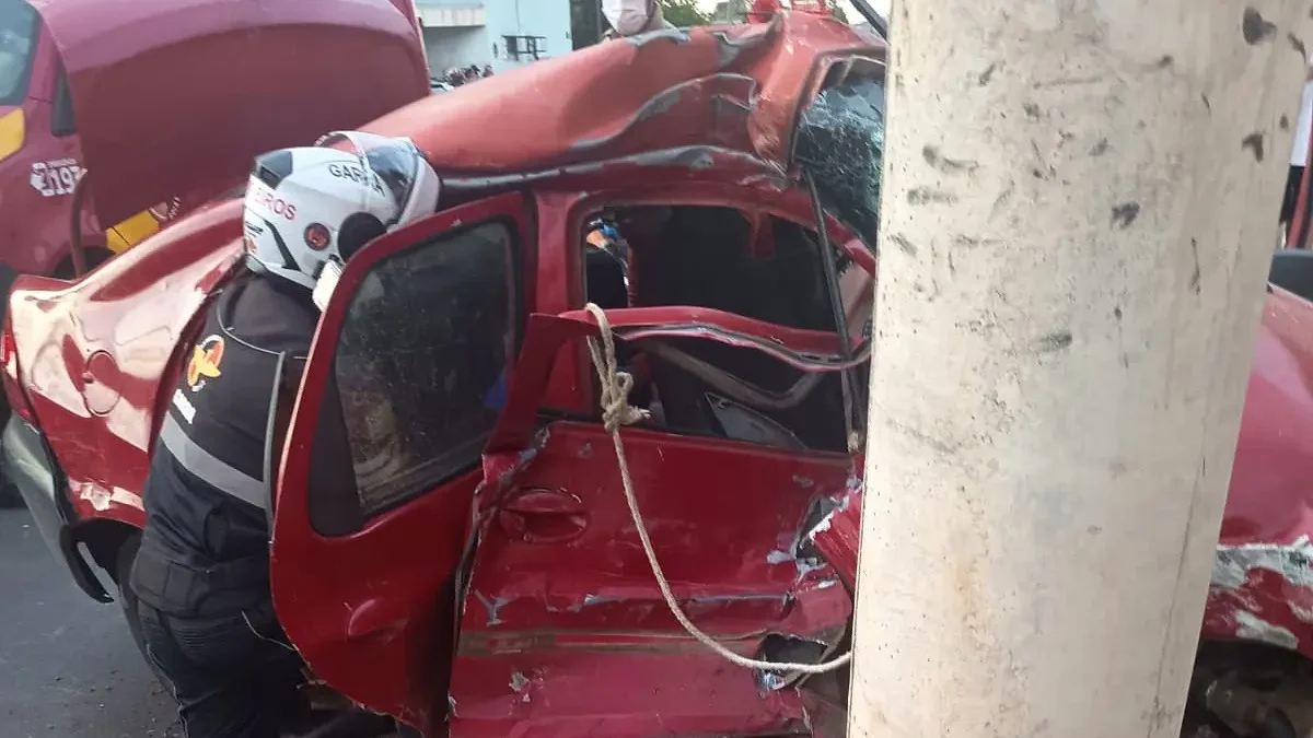 Caminhão atinge e arrasta carro em cruzamento sem sinalização em Goiânia; idoso fica em estado grave
