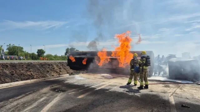 Caminhão-tanque com diesel tomba e pega fogo na BR-020, em Flores de Goiás