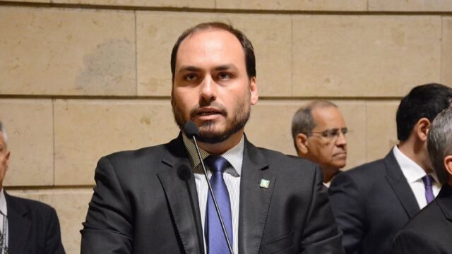 Carlos Bolsonaro diz que Brasil vive “último momento” para preservar democracia