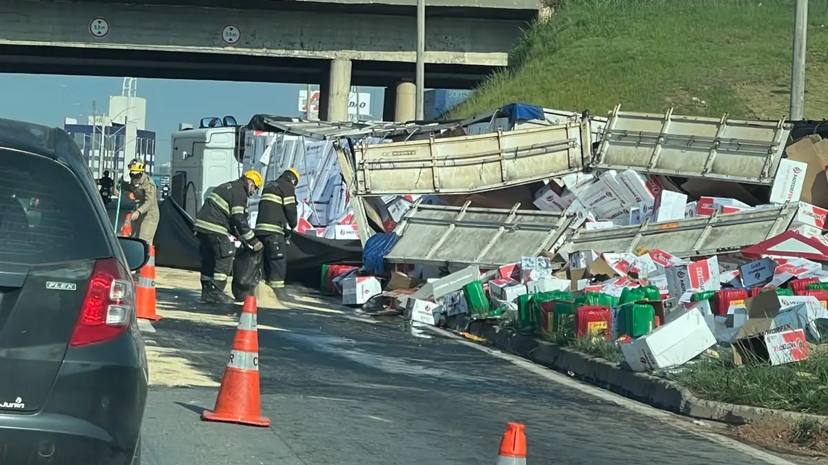 Carreta carregada com óleo tomba na GO-020 e via sentido Bela Vista-Goiânia fica congestionada