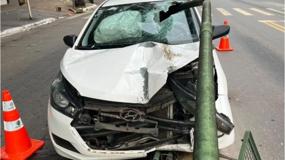 Carro bate em barreira de proteção do Eixo Anhanguera e barra de ferro atravessa o veículo