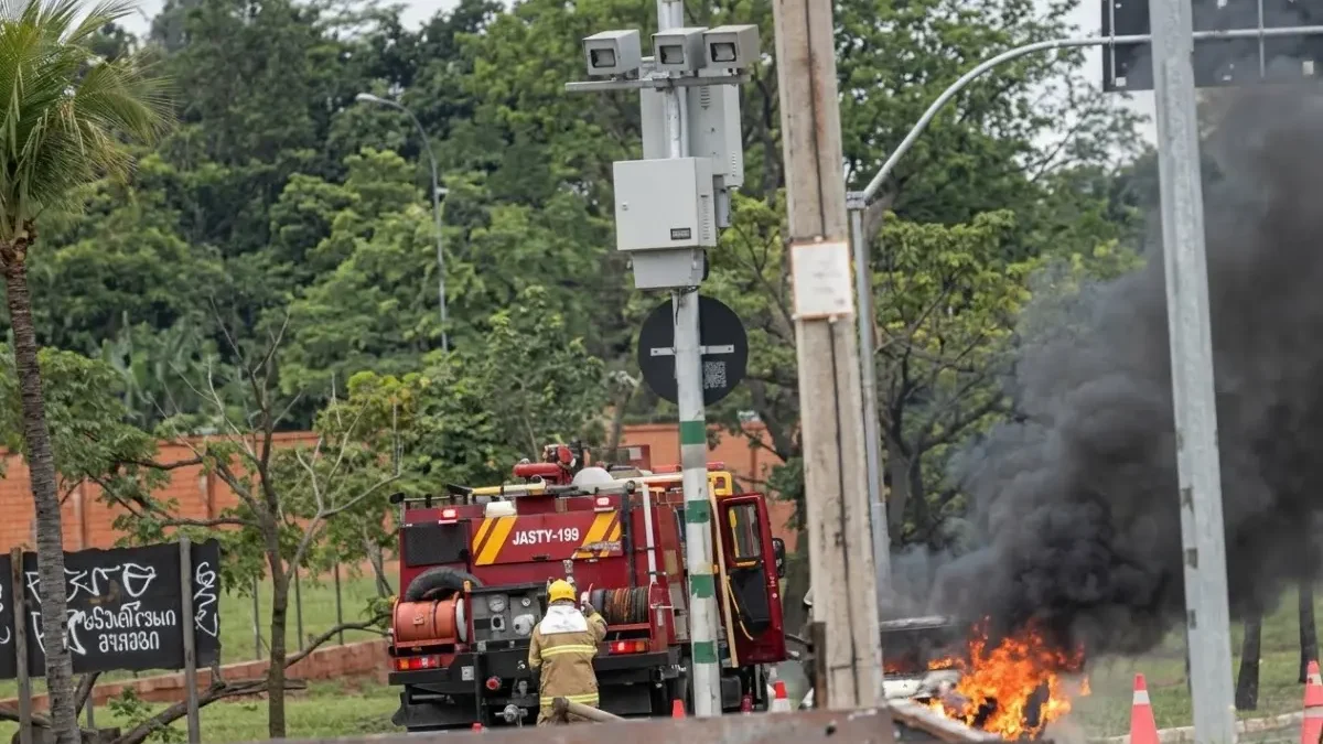 Carro pega fogo na GO-020 e mobiliza caminhão dos bombeiros, veja vídeo
