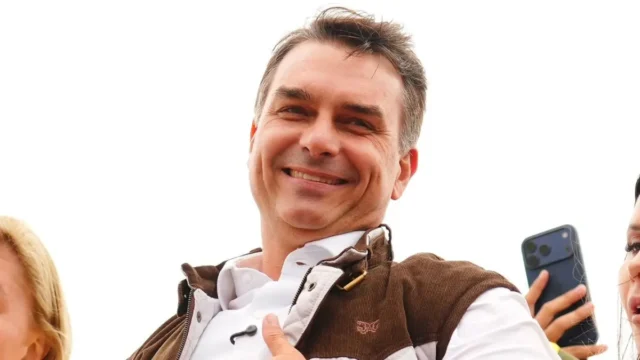 Carta de Flávio Bolsonaro mente sobre ‘fraude eleitoral’ e distorce fatos; veja