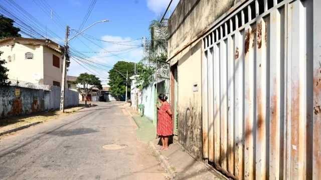 Casa onde mulher vive há 20 anos pode dar lugar a parque em Aparecida; Justiça impede demolição
