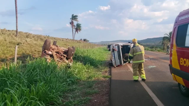 Casal de idosos morre em acidente entre duas caminhonetes na GO-221, em Doverlândia