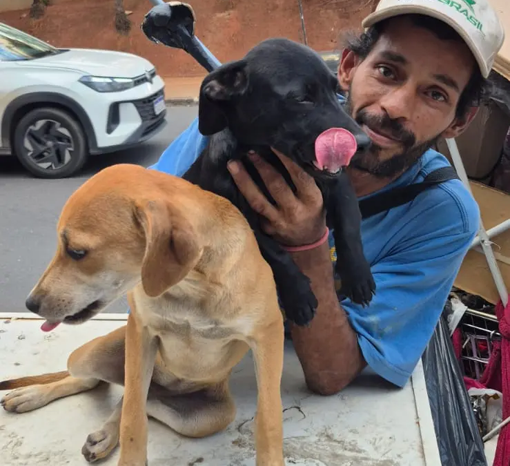 Catador de recicláveis divide o pouco que tem com cães que resgata nas ruas de Goiânia