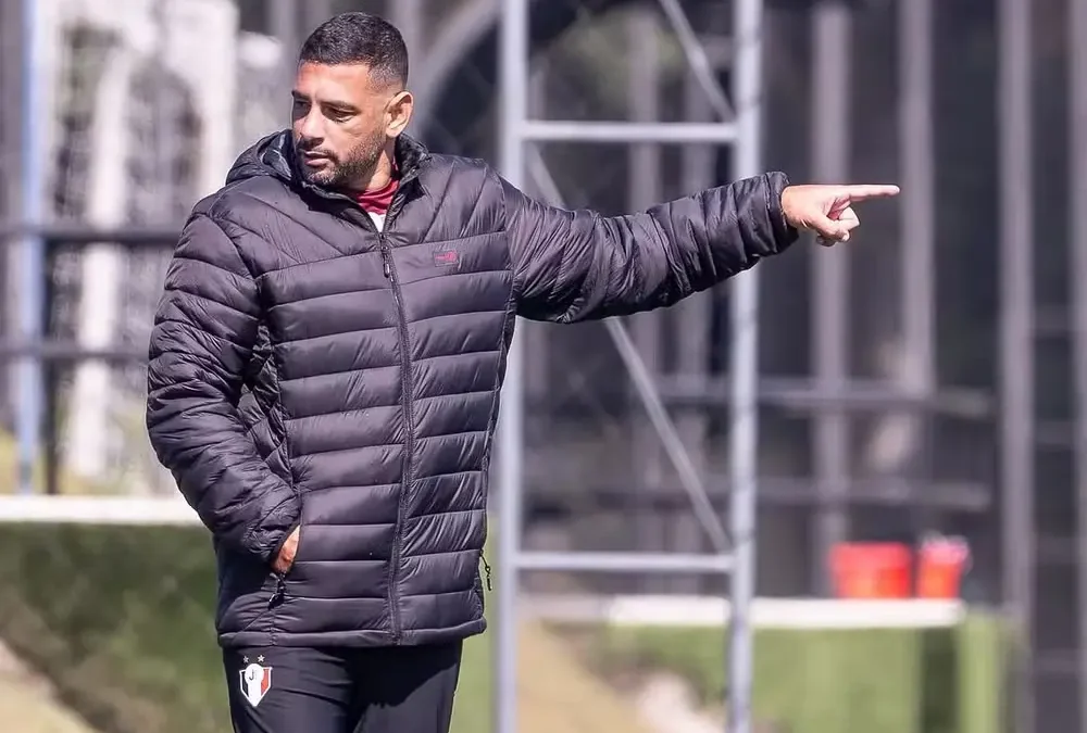 CBF cancela registro de Diego Souza após suspeita de diploma falso