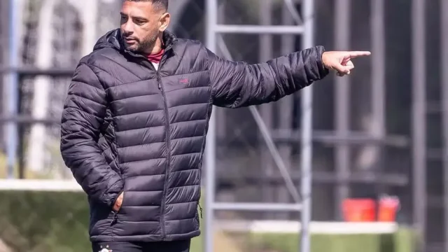 CBF cancela registro de Diego Souza após suspeita de diploma falso