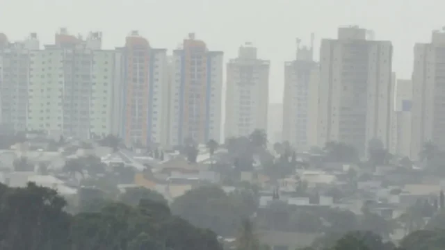 Chuva ameniza calor em Goiânia e Inmet dispara alerta laranja para tempestades fortes