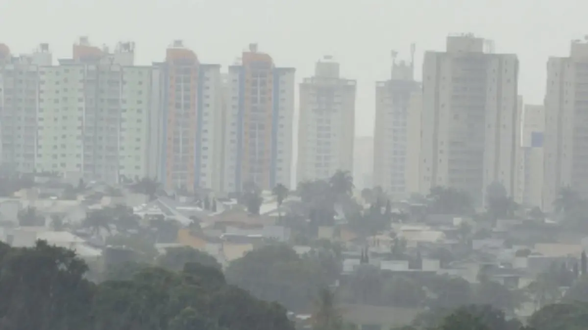 Chuva ameniza calor em Goiânia e Inmet dispara alerta laranja para tempestades fortes