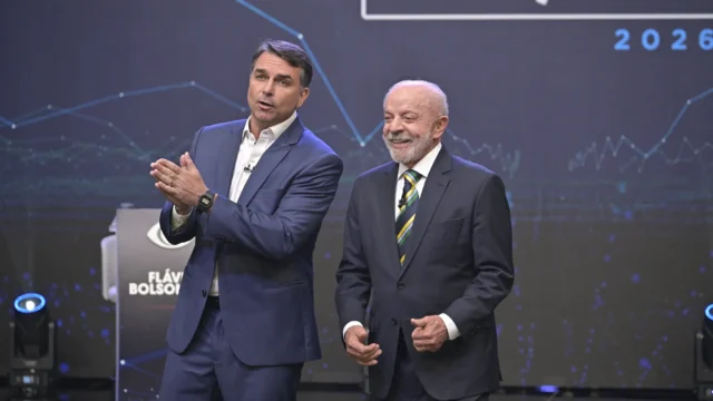 Clima de tensão e troca de acusações marcam o primeiro debate entre Lula e Flávio Bolsonaro, na Band