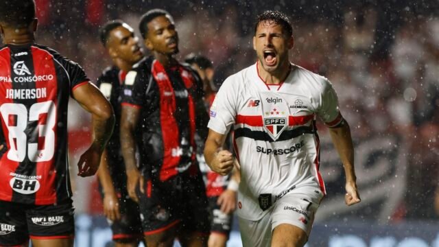 Com dois de Calleri e volta de Lucas, São Paulo bate o Vitória e respira no Brasileirão