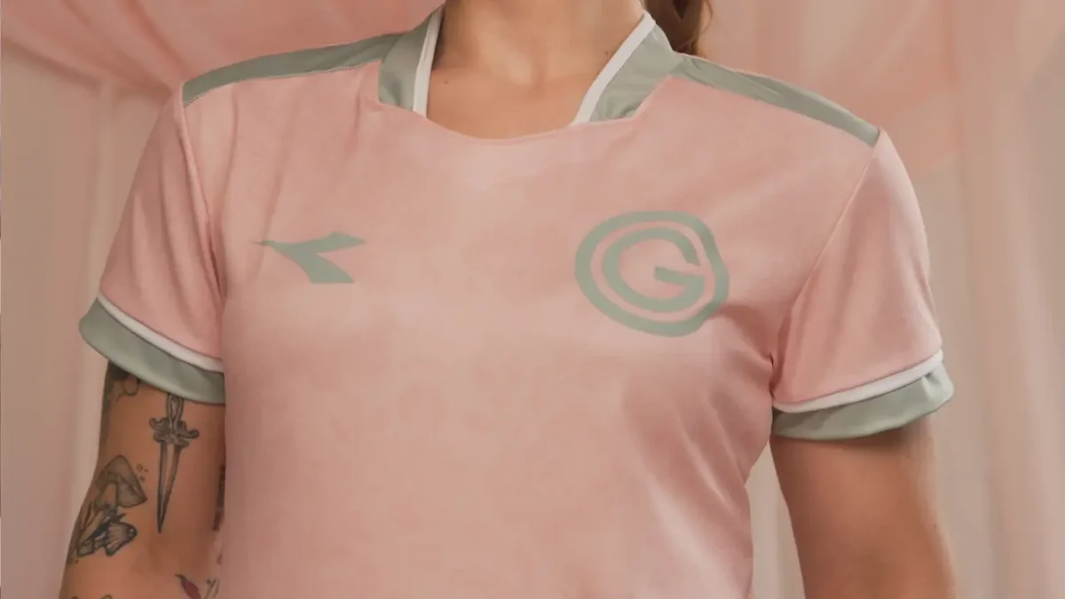 Com escudo minimalista, Goiás apresenta camisa em apoio ao Outubro Rosa; veja fotos