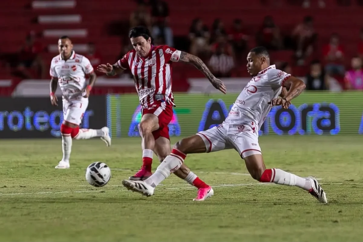 Com gols de Everton Galdino e Janderson, Vila Nova vai vencendo o Náutico e reassumindo a liderança da Série B