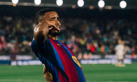 Com início avassalador no Barcelona, Jesus pode igualar última temporada