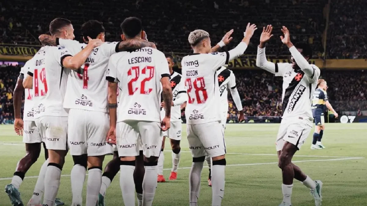 Com um a menos, Vasco vence o Boca Juniors em La Bombonera e abre vantagem nas semis da Sula