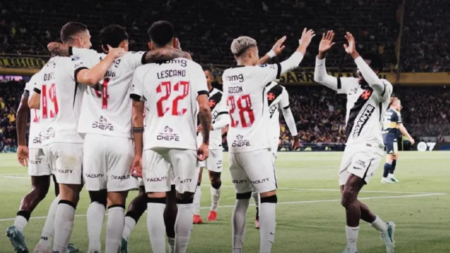 Com um a menos, Vasco vence o Boca Juniors em La Bombonera e abre vantagem nas semis da Sula