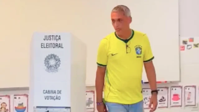 Com uniforme da seleção brasileira, Gayer vota em Goiânia