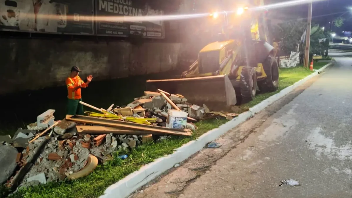 Comurg retira três toneladas de lixo e lama do Córrego Botafogo após temporal