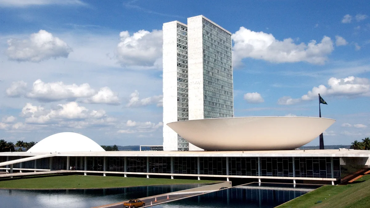 Concurso da Câmara dos Deputados oferece salário de R$ 32 mil e cobra inteligência artificial