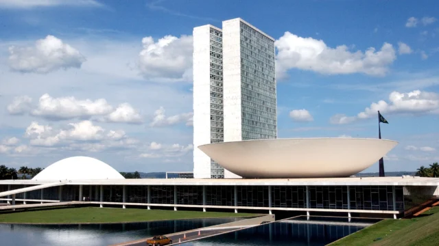 Concurso da Câmara dos Deputados oferece salário de R$ 32 mil e cobra inteligência artificial