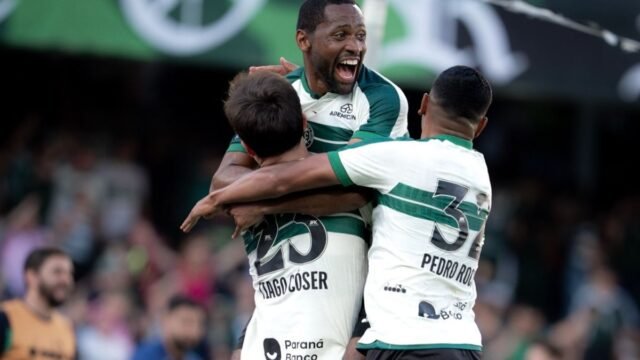 Coritiba vence o Vitória por 2 a 0 e sobe na tabela do Brasileirão