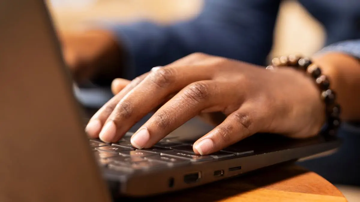 Cursos gratuitos em Goiânia oferecem capacitação em IA, atendimento e primeiros socorros