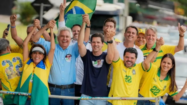 Daniel Vilela defende mudança no Brasil em carreatas pró-Flávio Bolsonaro em Goiás