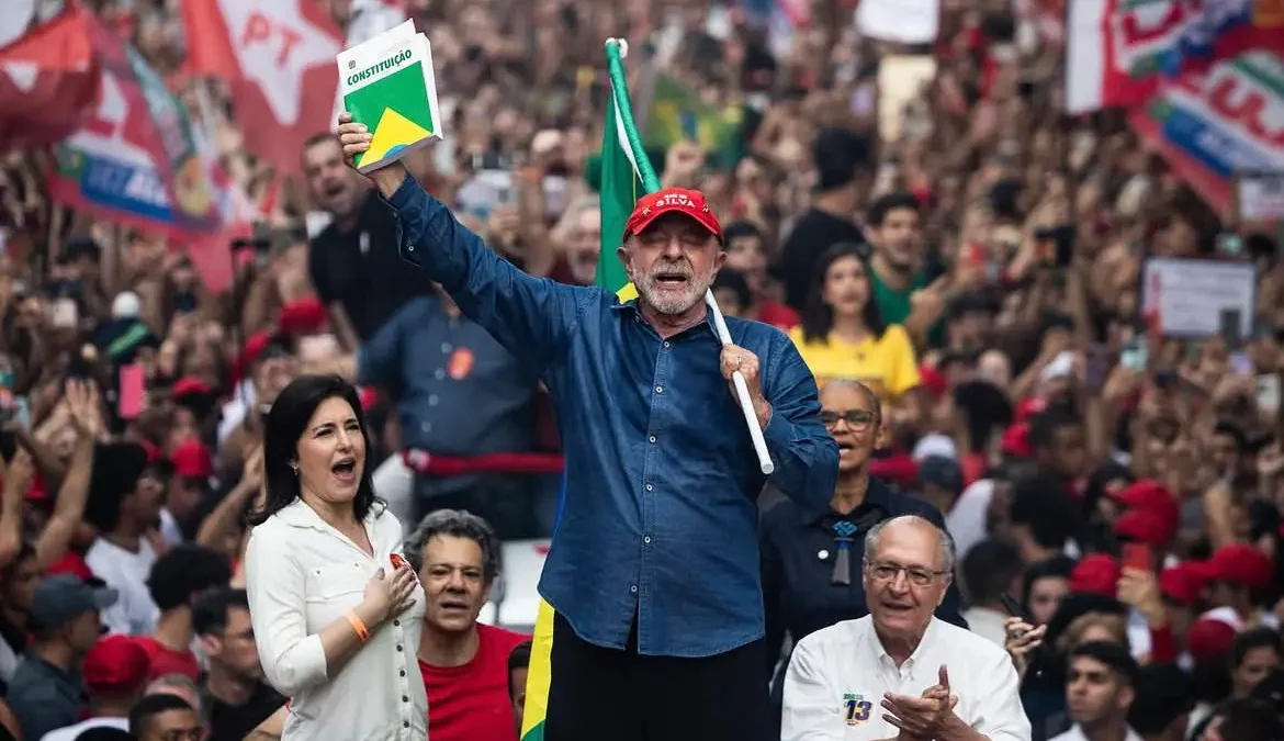 Datafolha projeta reeleição de Lula em virada sobre Flávio Bolsonaro
