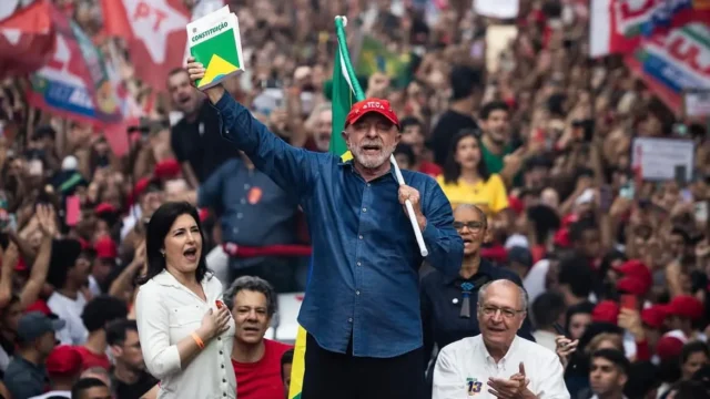 Datafolha projeta reeleição de Lula em virada sobre Flávio Bolsonaro
