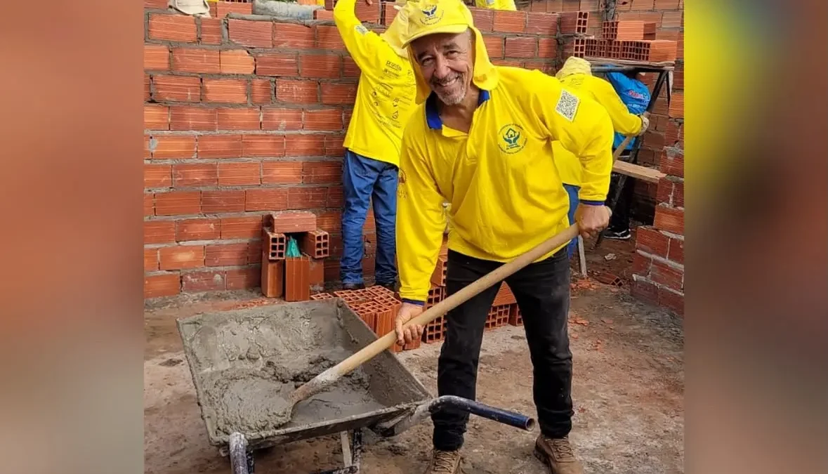 De tijolo em tijolo, voluntários de Goiânia já construíram mais de 200 casas para famílias carentes
