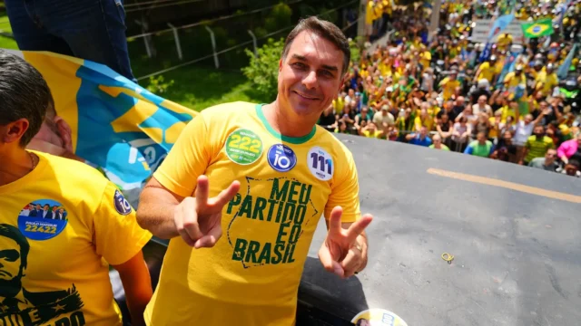 Deputados do PT pedem prisão de Flávio Bolsonaro e alerta vermelho da Interpol