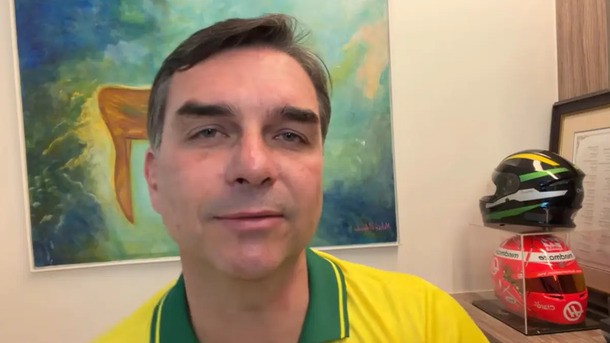 Deputados pedem apreensão do passaporte de Flávio Bolsonaro
