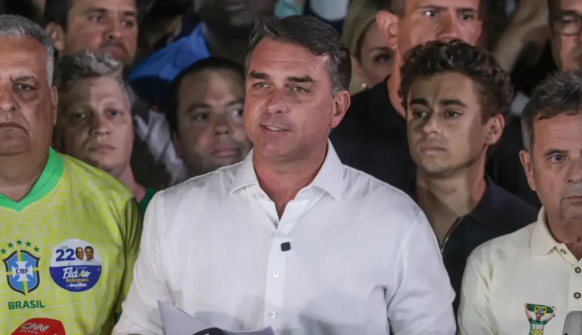 Derrotado na eleição, Flávio Bolsonaro assina carta com agradecimento a Milei e Trump por fuga