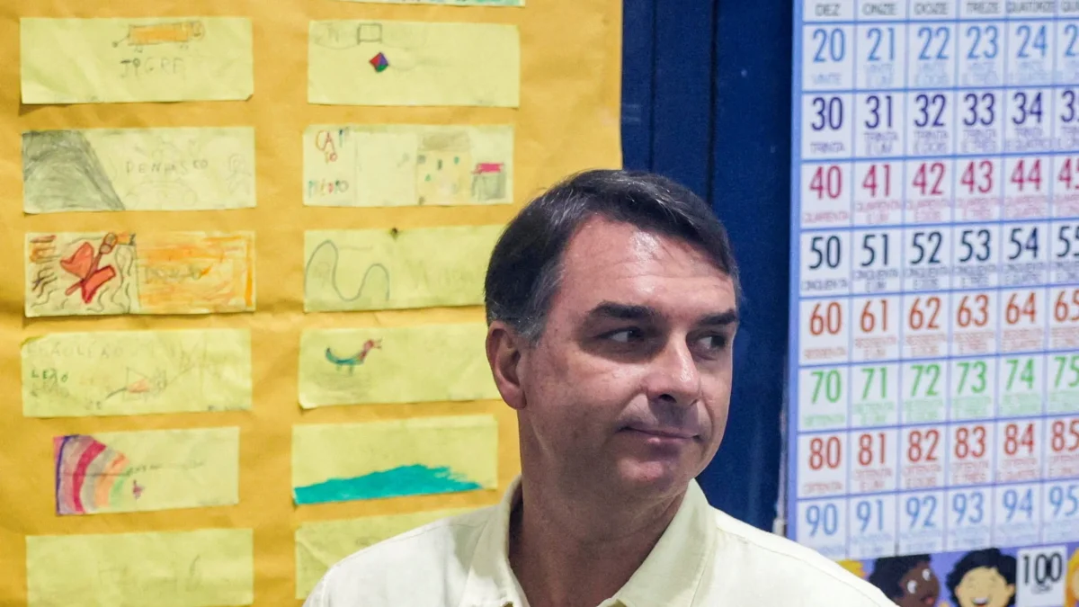 Derrotado por Lula, Flávio Bolsonaro conquista mais votos do que o pai, Jair Bolsonaro