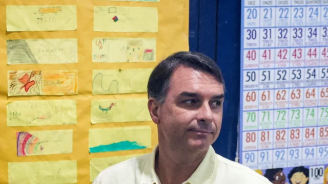 Derrotado por Lula, Flávio Bolsonaro conquista mais votos do que o pai, Jair Bolsonaro