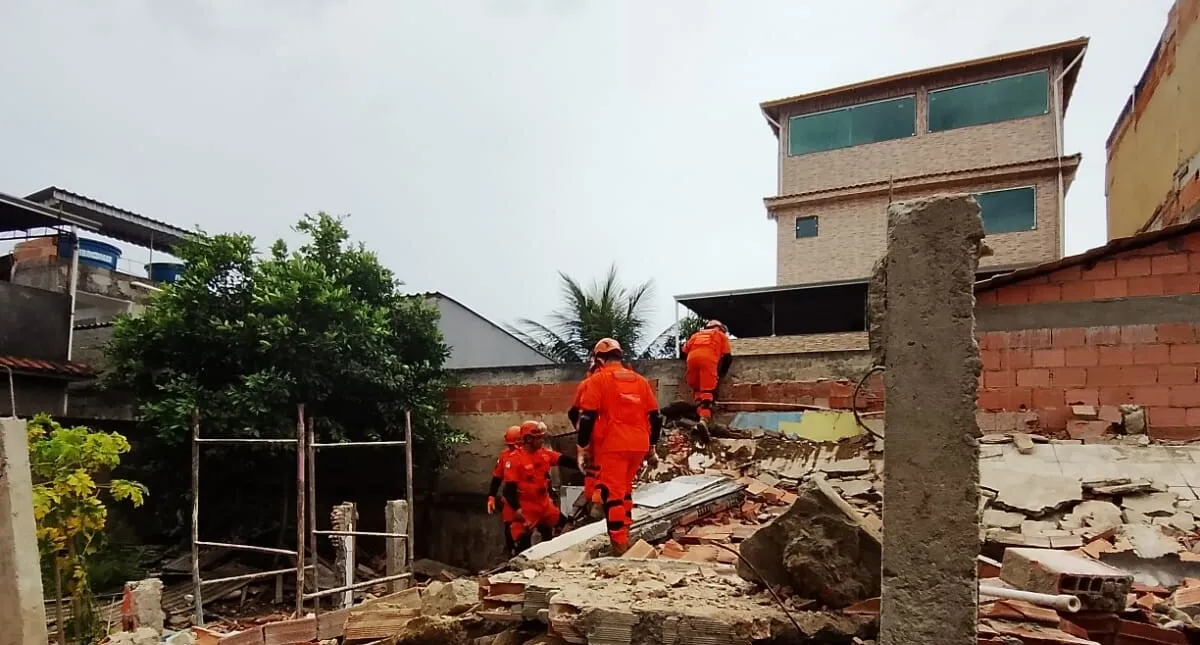 Desabamento durante demolição deixa três pessoas feridas na Baixada Fluminense