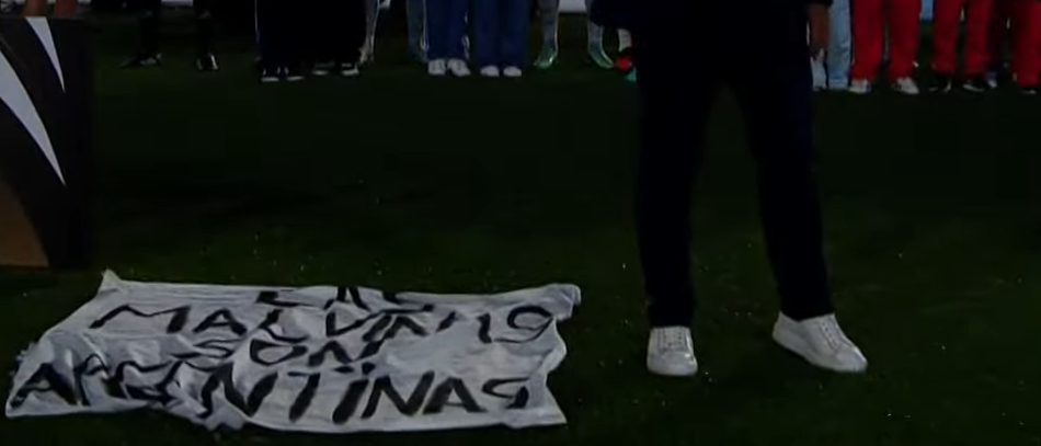 Despedida de Messi: Argentina expõe bandeira polêmica sobre as Malvinas