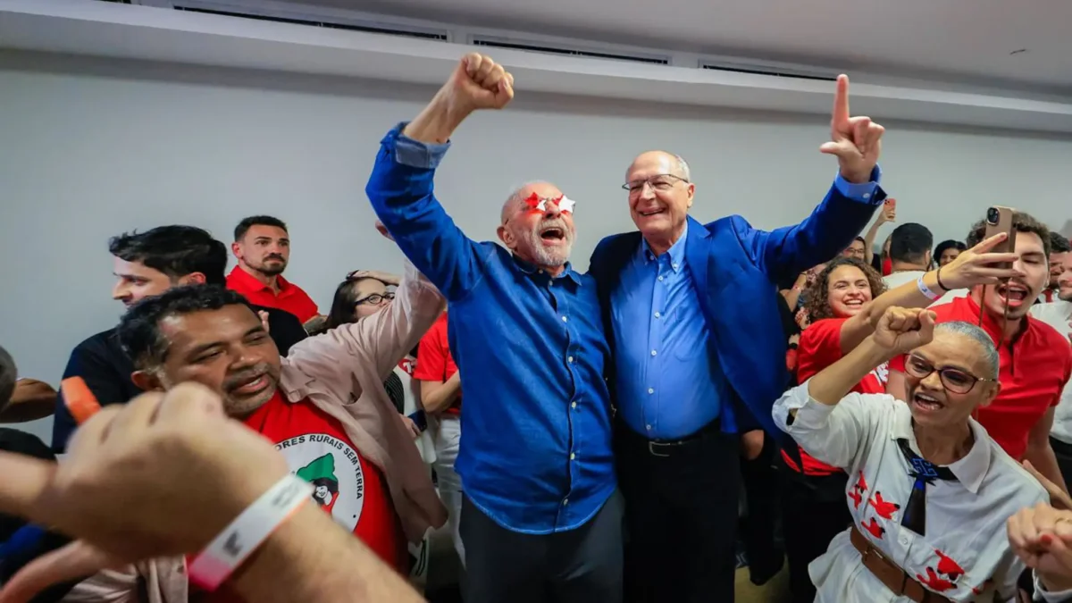 Dez das 12 pesquisas divulgadas na véspera do 2º turno disseram que Flávio seria eleito
